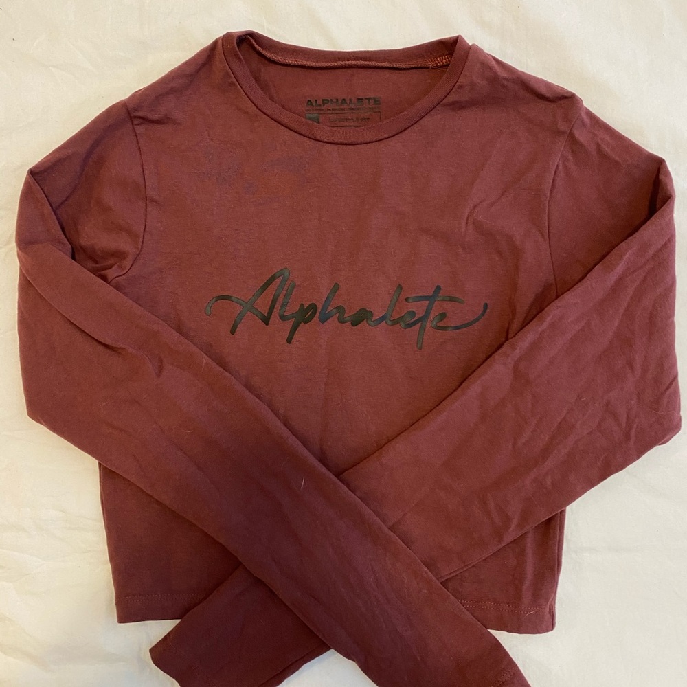 Alphalete cropped long sleeve shirt